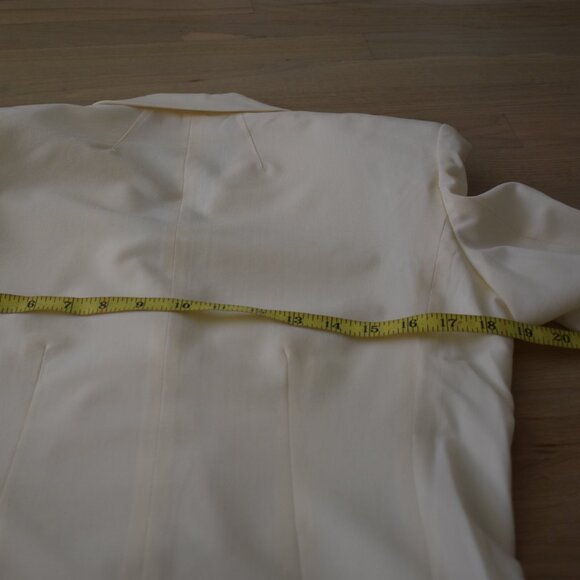 Frame x Imaan Darted Off White long Blazer, 3/4 ruffled sleeves - Picture 6 of 13